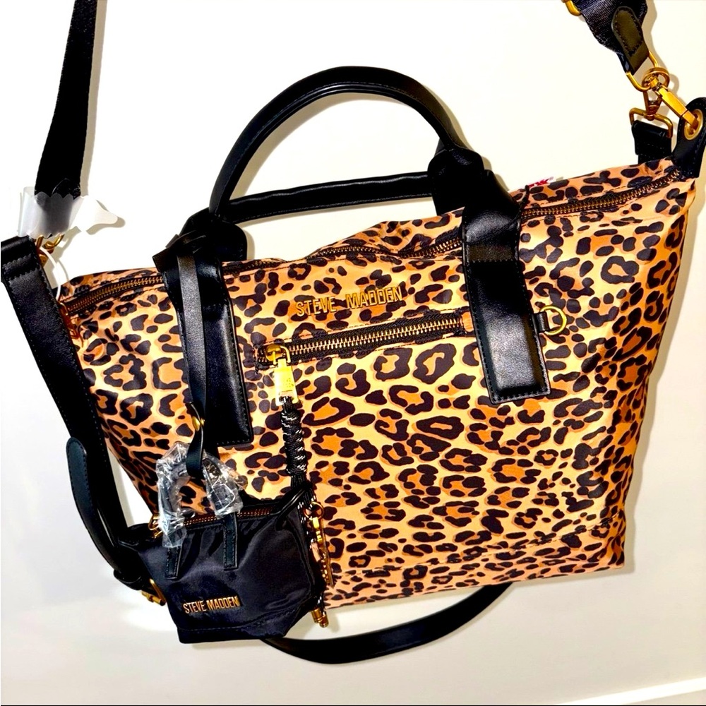NWT Steve Madden
Leopard Bspence crossbody bag / bag charm and multiple strap